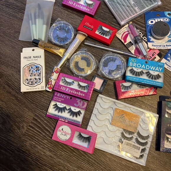 Mixed Lot of New Cosmetics and Eyelashes – 3D/5D Lash Bundle, Lip Gloss, Brushes - Picture 5 of 9